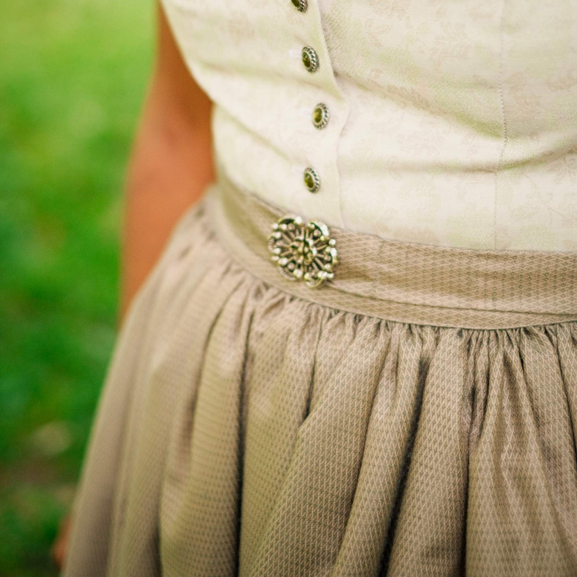 Damen Jacquard Schürze in Olivgrün mit Schließe
