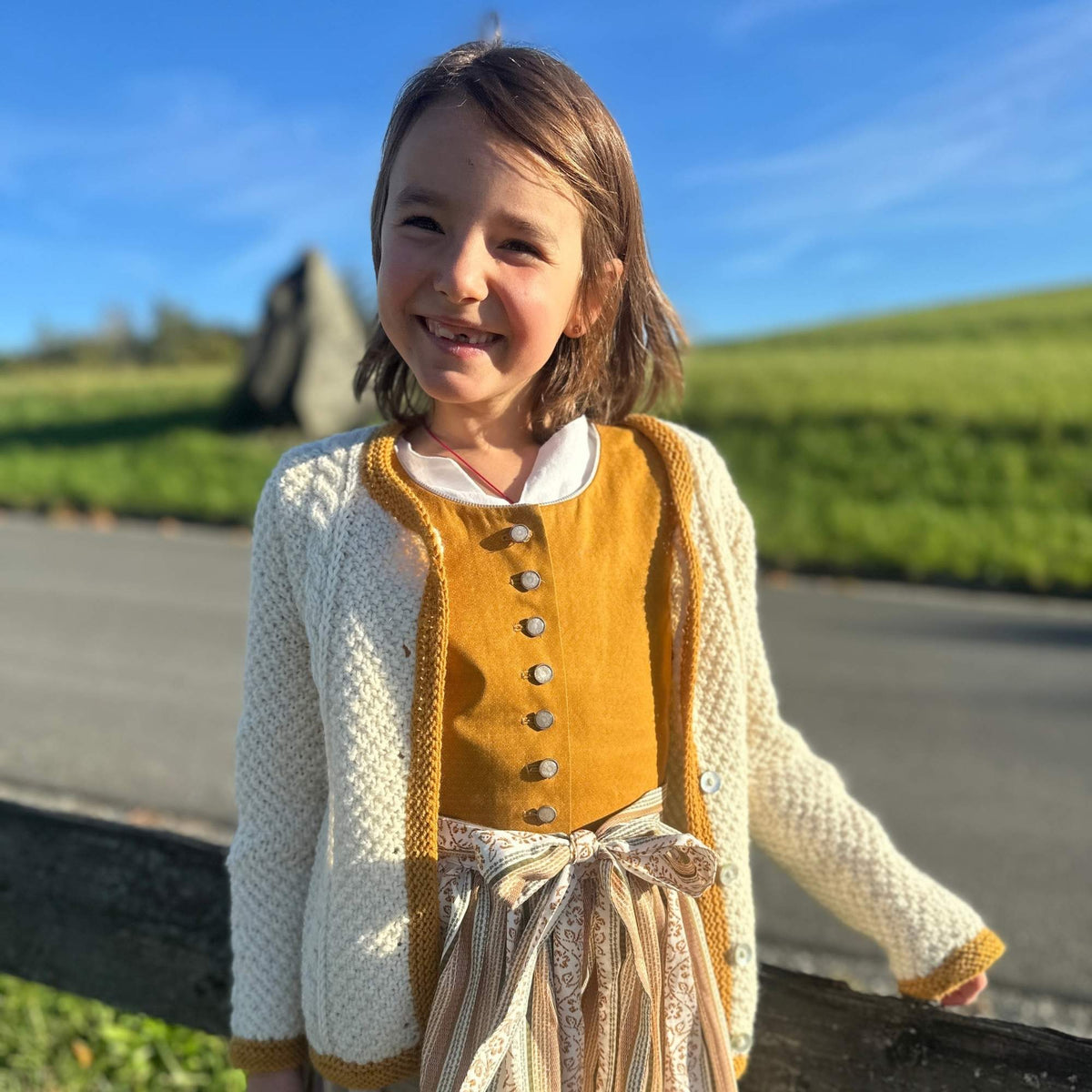 Kinderdirndl mit Strickjacke Ocker/Beige
