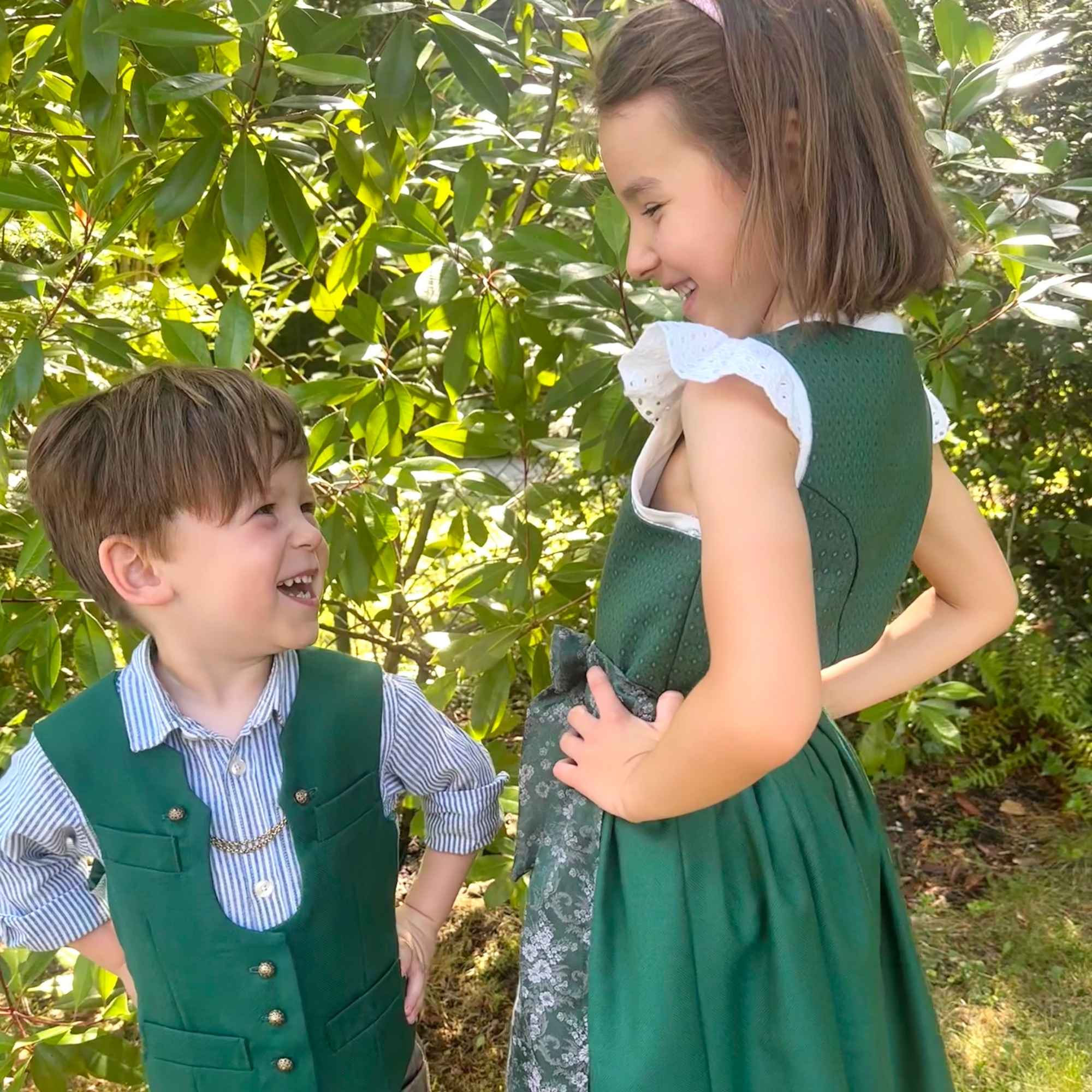Dirndl & Weste grün