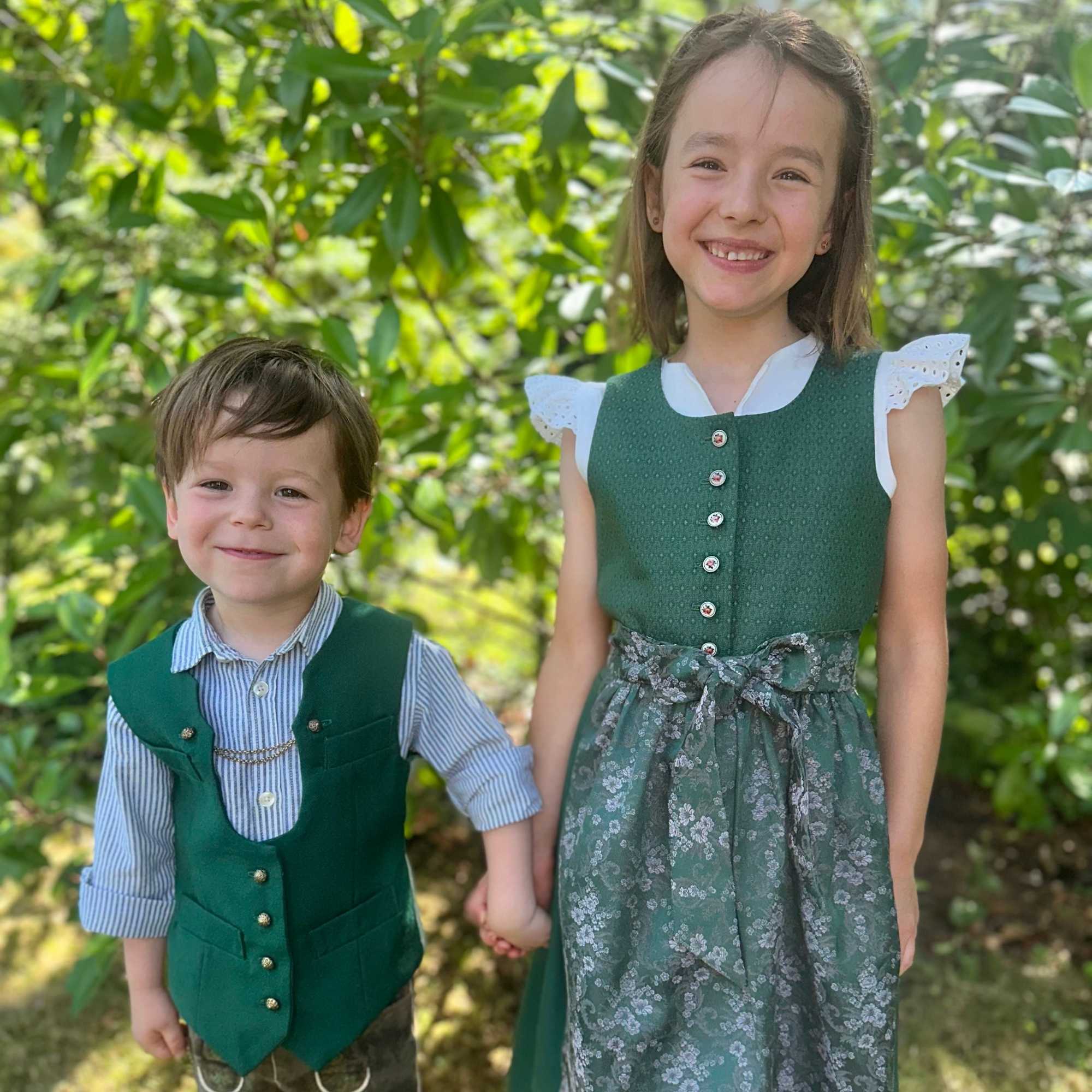 Dirndl & Weste grün